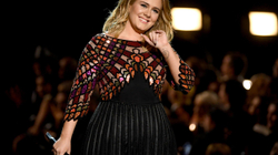 Fansat e Adeles të bindur që këngëtarja e ka shtyrë lansimin e albumit të ri