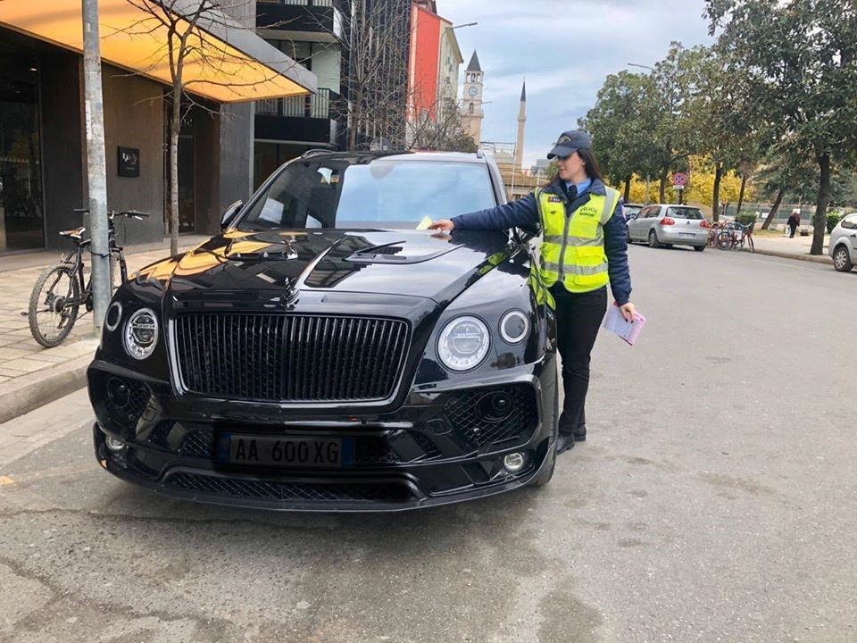Makinat super të shtrenjta të personave VIP nga Bentley, Lamborghini e Ferrari