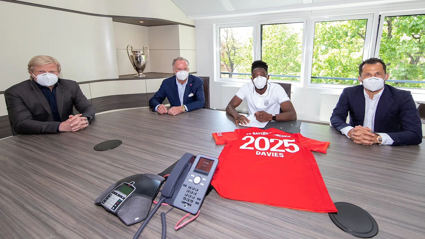 Davies vazhdon kontratën me Bayernin