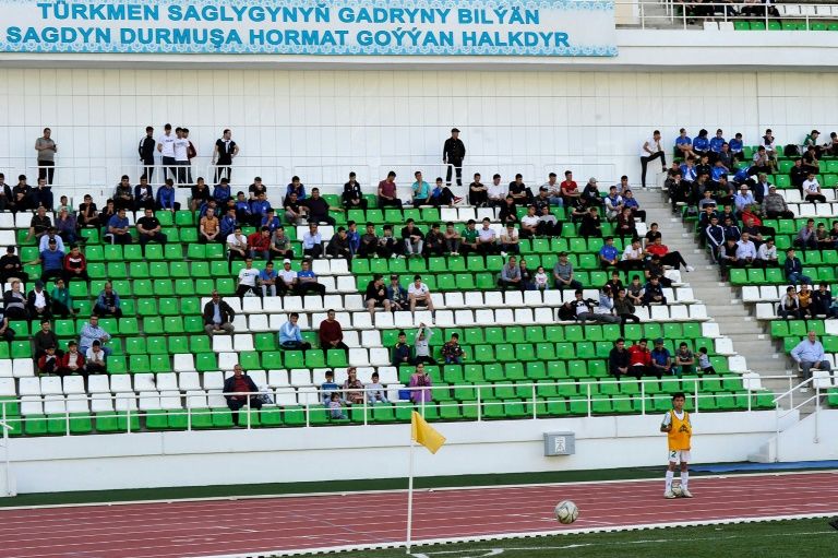 Stinori i futbollit në Turkmenistan rinisë me tifozë
