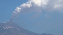 Aktivizohet vullkani më i madh në Evropë, shtëllunga tymi dhe llavë dalin nga Etna