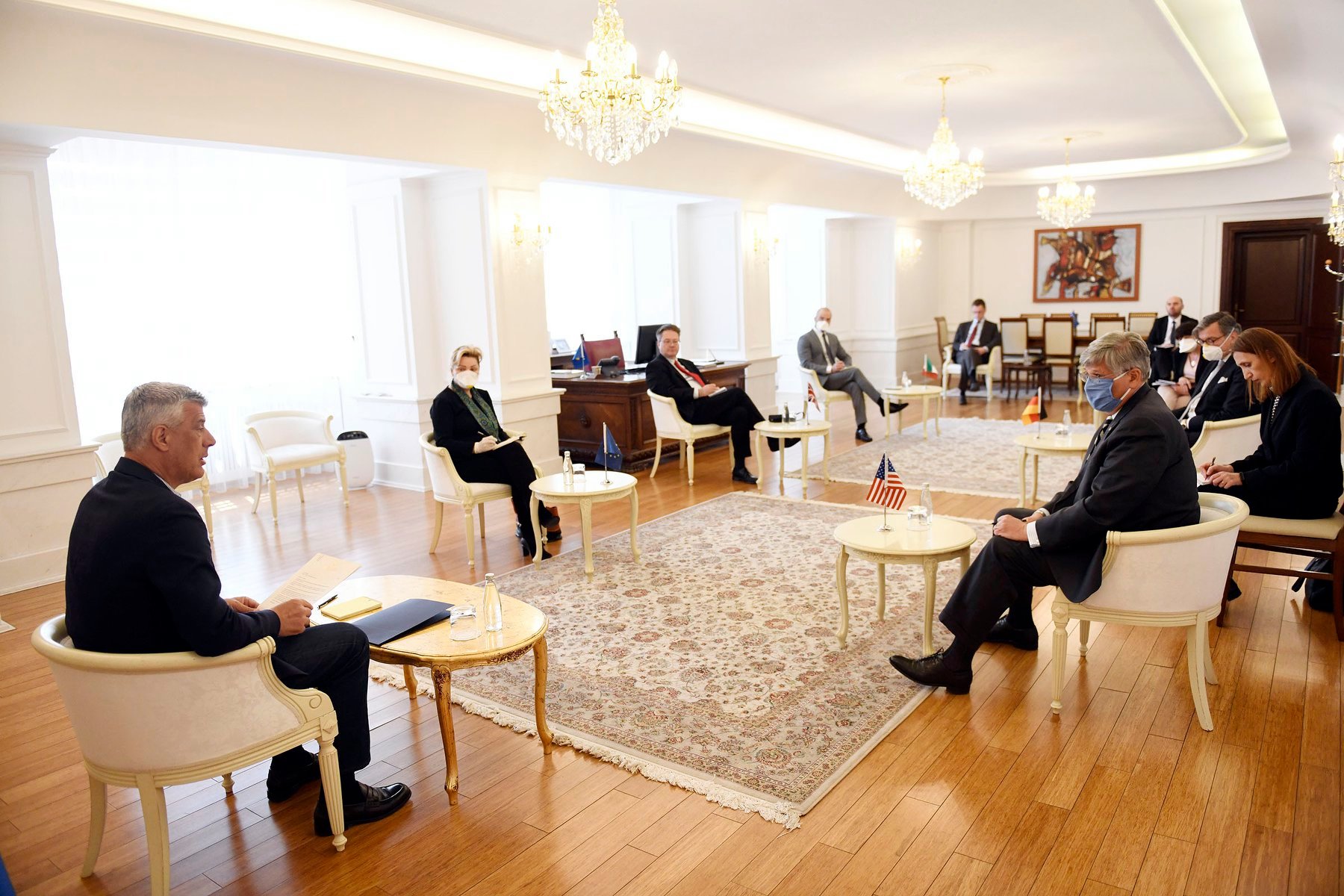 Thaçi pret ambasadorët e Quintit pak minuta pasi i kërkoi LDK-së kandidatin për kryeministër