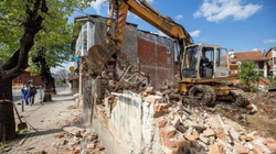 Inspeksioni rrënon shtëpinë gërmadhë në rrugën “Ibrahim Lutfiu” në kryeqytet