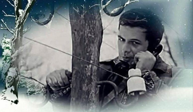 Rikard Ljarja në rolin e Dedës, në filmin “Rrugë të bardha”, të vitit 1974, nën regji të Viktor Gjikës, me skenar të Vath Koreshit 