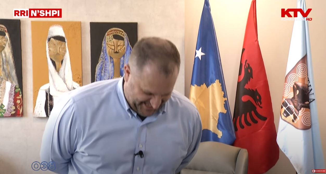 Reagimi qesharak i Ahmetit kur përgatitet të flasë për pandeminë, por pyetet për politikën