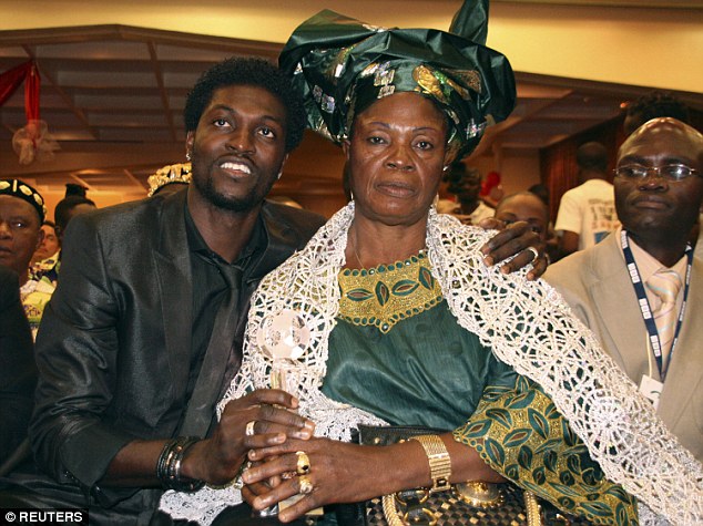 Adebayor akuzoi nënën për magji të zezë dhe nuk dhuroi para për luftën kundër koronavirusit