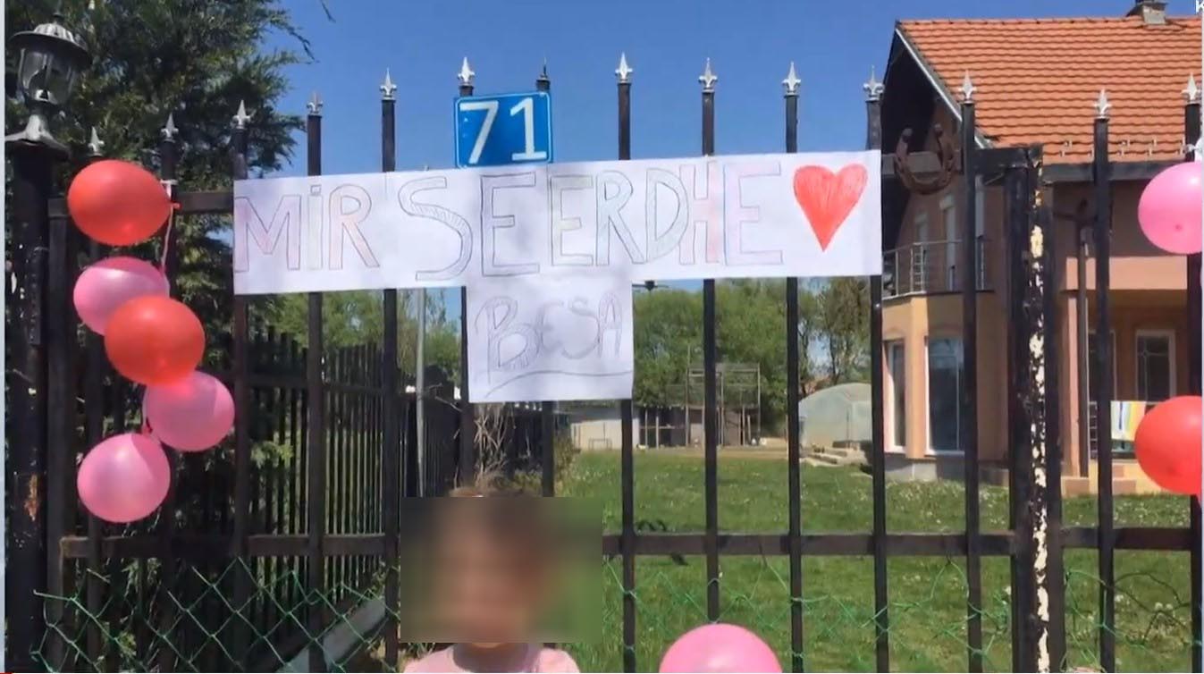 Malli i infermieres së shëruar nga COVID-19 për vajzën 2-vjeçare