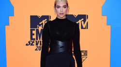 Dua Lipa e aprovon remixin e këngës “Hallucinate” me muzikën e lajmeve në BBC