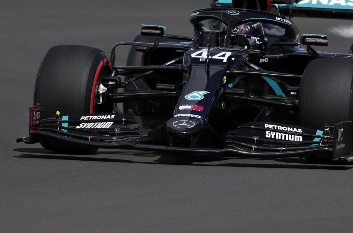 Hamilton fiton garën në Britani, ndonëse iu shpërthye goma në xhiron e fundit