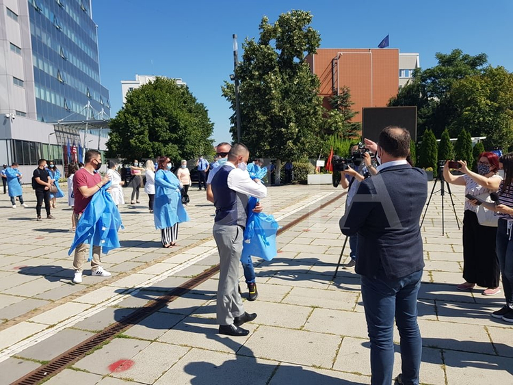Infermierët ia dorëzojnë 18 mantele Qeverisë