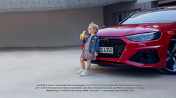 Audi-a heq reklamën e vajzës së vogël që hante banane para veturës
