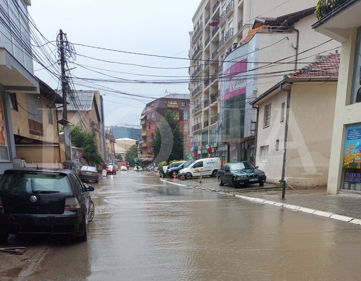 Shiu bllokon rrugët në kryeqytet e disa qytete të Kosovës