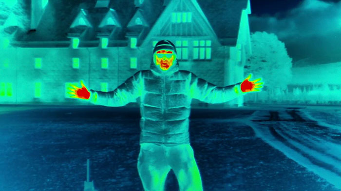 Njerëzit po magjepsen me këtë video ku trupi i njeriut shihet duke humbur ngrohtësinë kur i ekspozohet të ftohtit
