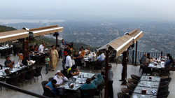 Pas pesë muajve pakistanezët hapin restorantet
