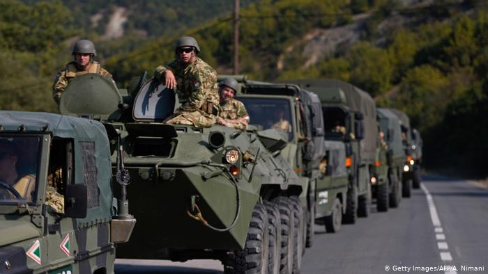 Patrullimet e sinkronizuara të KFOR-it me ushtrinë serbe në vijën kufitare me Kosovën ndezin kritikat