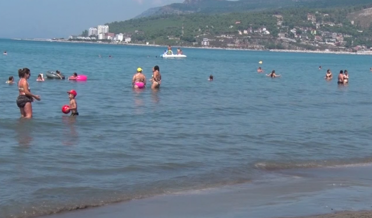 Kosovarët nuk i ndahen Shëngjinit, bizneset në bregdet ankohen për numrin e ulët të pushuesve