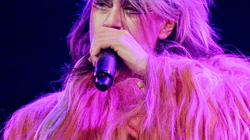 Peaches kthehet me këngën kundër qeverive