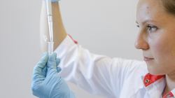 AstraZeneca do të nisë prodhimin e vaksinës kundër Covid-19 në fillim të 2021