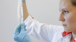 AstraZeneca do të nisë prodhimin e vaksinës kundër Covid-19 në fillim të 2021