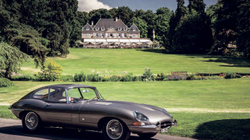 Jaguar rikrijon veturat e famshme E-Type