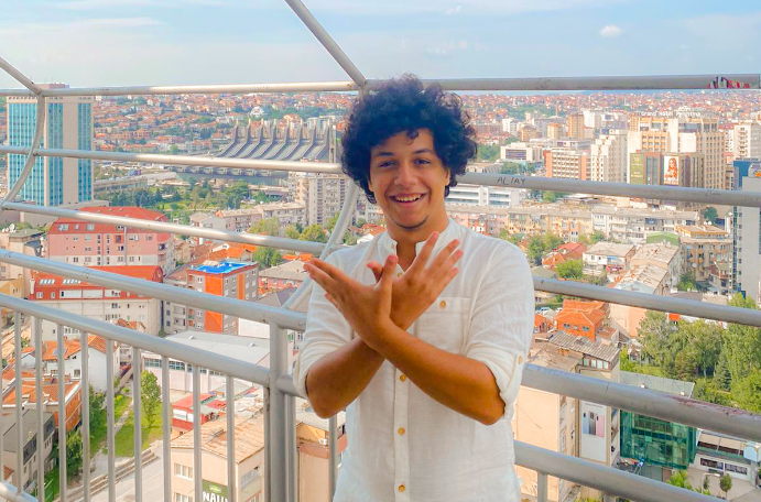 Blogeri egjiptian i udhëtimeve, Aly Abdelazem, pozon duke bërë shqiponjën, simbolin e shqiptarëve – njerëzve më zemërgjerë që ka takuar deri tani. Lista e vendeve që ka vizituar, me Kosovën ka rrumbullakuar 41 sosh