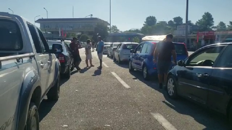 Radhë e gjatë e pritjes në Kakavijë, nga nesër mund të kalojnë vetëm 750 njerëz në ditë