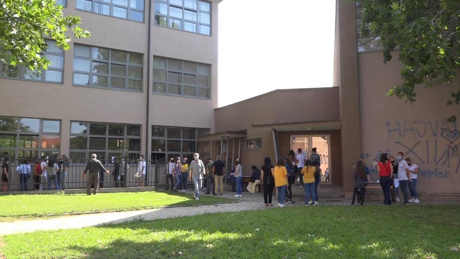 S’respektohen masat, numër i madh i nxënësve presin për regjistrim para shkollave në Prishtinë