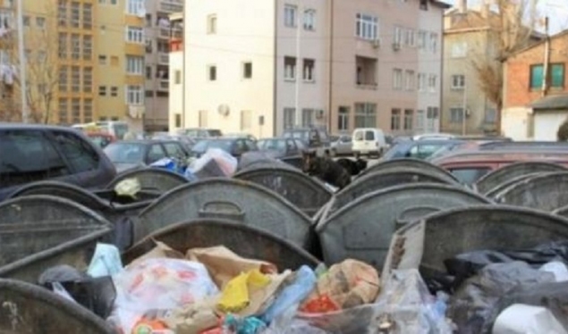 Në Tiranë foshnja hidhet në kosh mbeturinash, ishte futur brenda një kutie kartoni