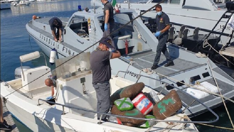 Kapet gomonia në Itali që transportonte drogë me vlerë 2 mln euro, tre të arrestuar, njëri shqiptar