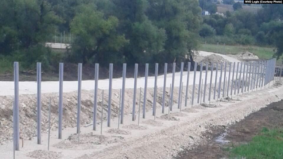 Serbia vendos gardh me tela gjemborë në kufirin me Maqedoninë e Veriut