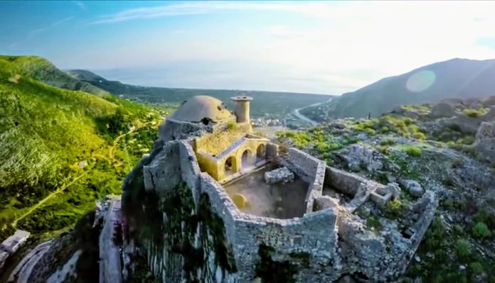 Kalaja e Borshit, atraksioni turistik ku shijon jo vetëm detin e plazhin, por edhe lartësitë