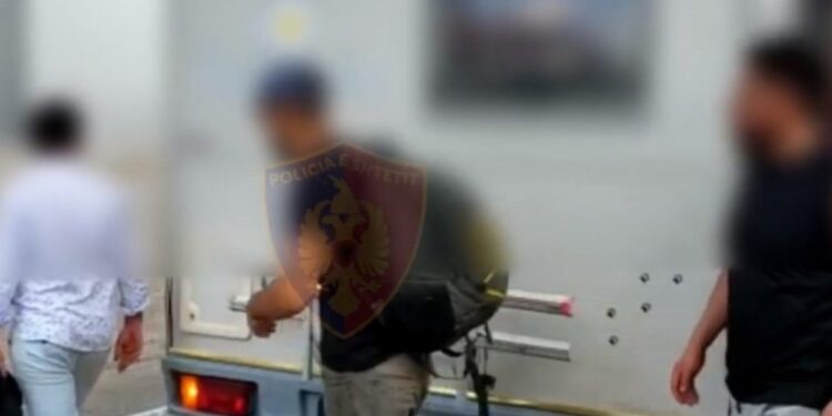 Polici nga Tirana kapet duke transportuar emigrantë sirianë për 70 euro