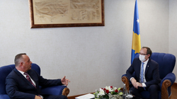 Hoti e Ramosaj pajtohen të pezullohen punimet në rrugën pranë Manastirit të Deçanit