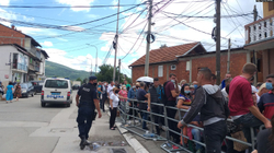 Radhë të gjata në veri të Mitrovicës për ndihmat prej 130 eurosh, disa kanë ardhur nga Serbia