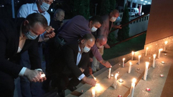 Një minutë heshtje dhe qindra qirinj në nderim të punëtorëve shëndetësorë që vdiqën nga COVID-19