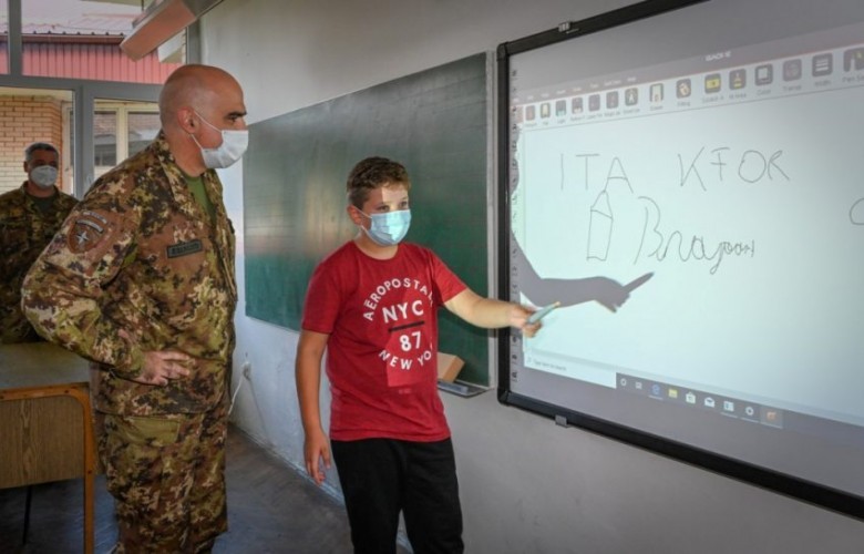 KFOR-i dhuron në Shterpcë tabela të bardha interaktive për sistemin shkollor multietnik