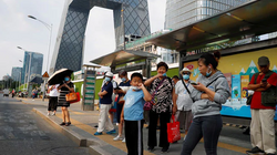 “Çlirohet” Pekini, qytetarët nuk kanë nevojë të mbajnë më maska në publik