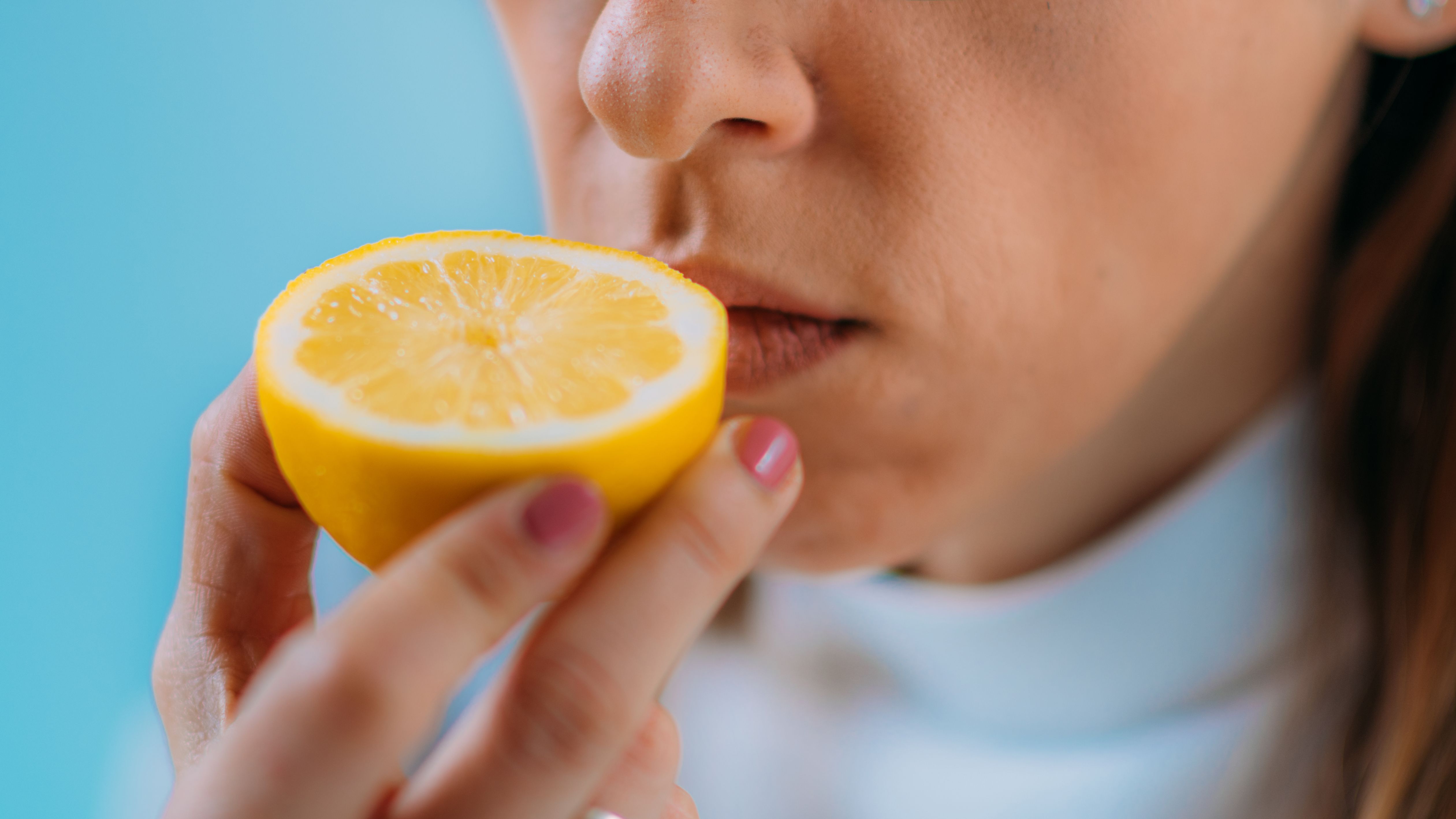 Rekomandohet trajnimi me aroma për ata që e humbën nuhatjen nga COVID-19