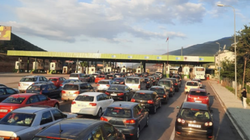 Radhë të gjata në Rrugën e Kombit, mijëra kosovarë drejt Shqipërisë