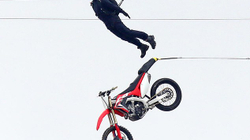 Nuk ka mision të pamundur për Tom Cruise, aktori hidhet me motor nga 150 metra lartësi