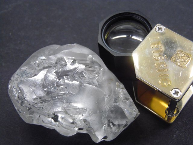 Zbulohet në Afrikë diamanti më i madh në botë, 442 karatësh