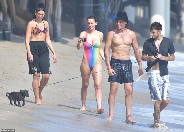 Dua Lipa shfaqet ndryshe në shëtitjen me Anwarin dhe pjesëtarin e ri të familjes