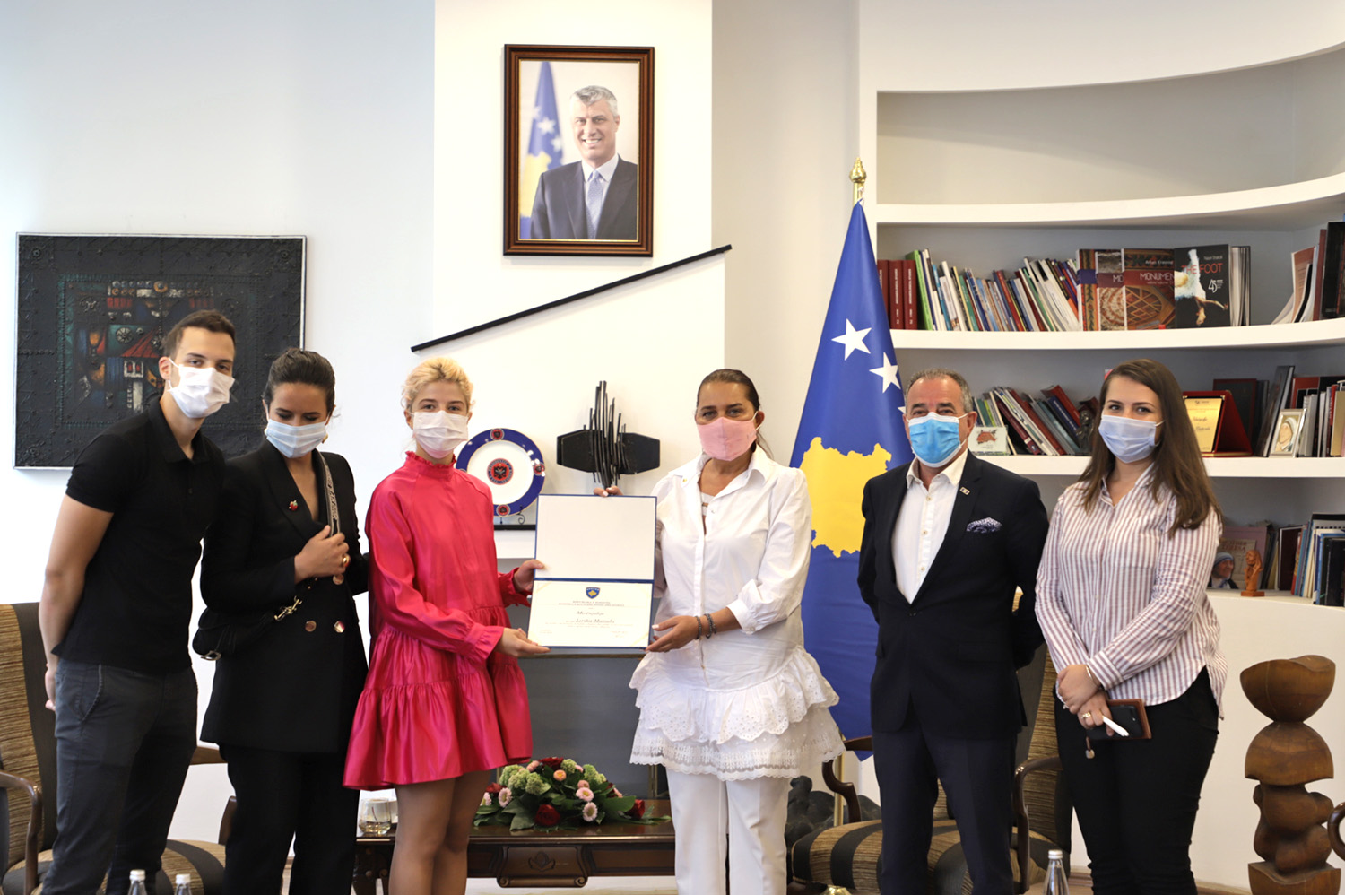 Ministrja Dumoshi i ndan mirënjohje stilistes Lirika Matoshi