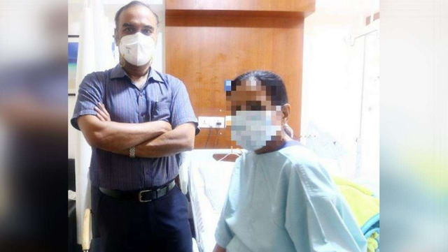 Mjekët indianë heqin tumorin 50 kg nga trupi i një pacienteje