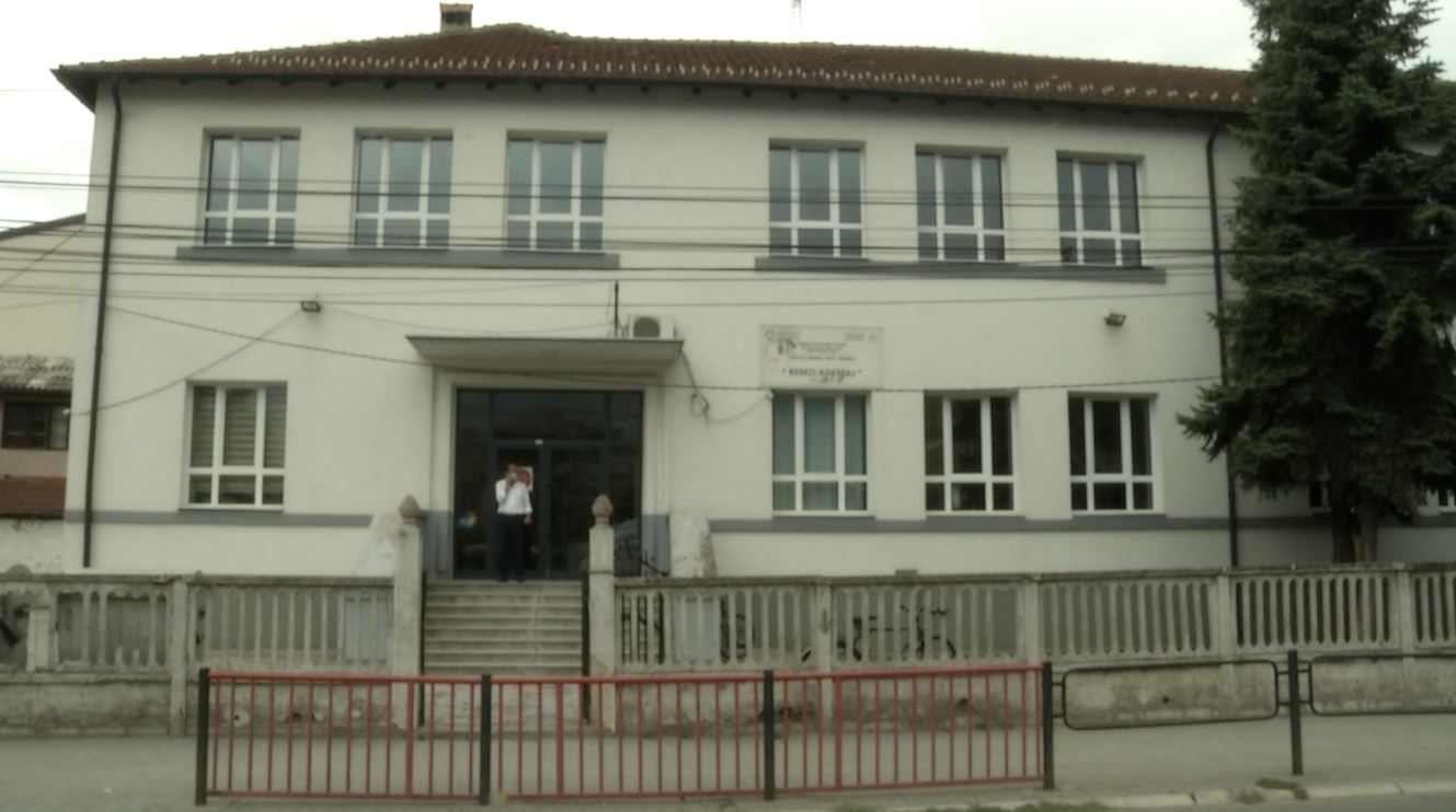 Drejtorët e shkollave në Prizren thonë se nuk u është dhënë arsyetim për shkëputje të kontratës