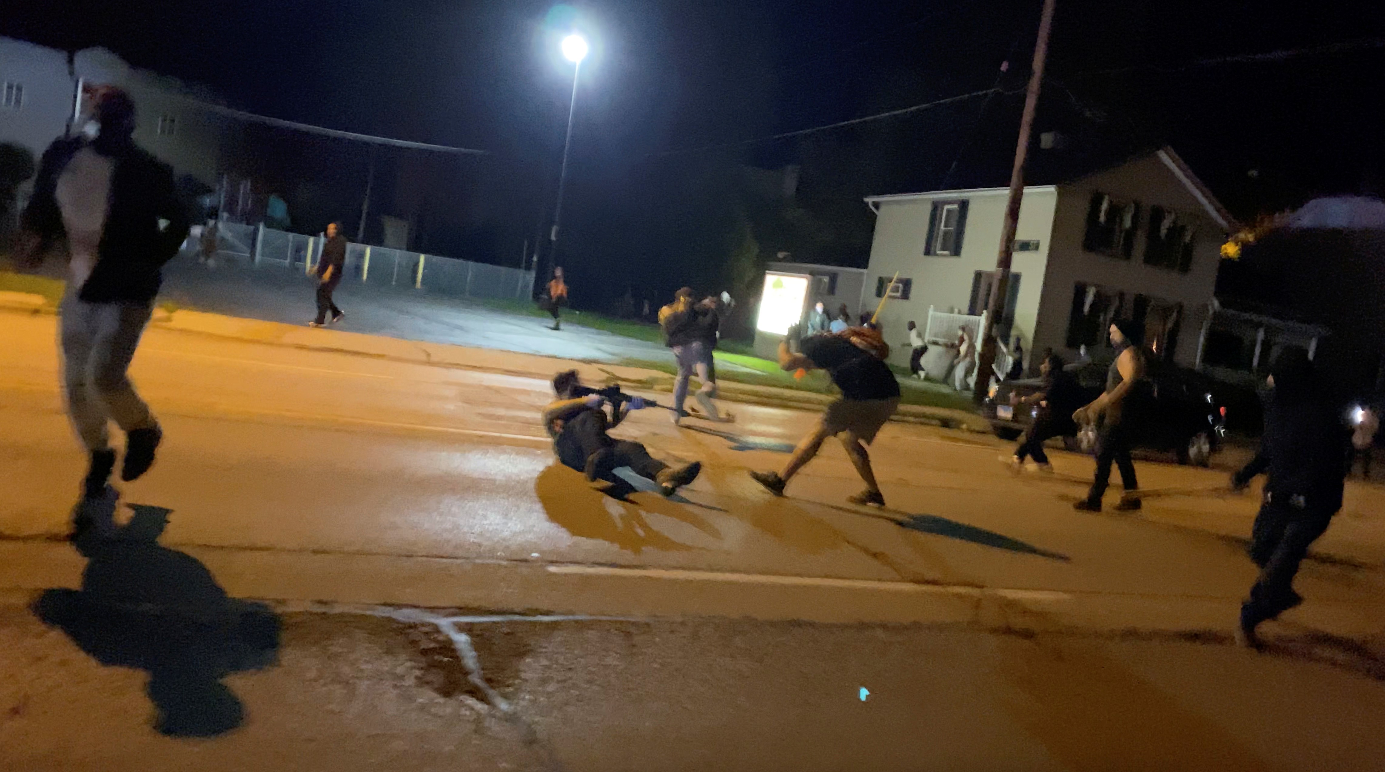 Një i vdekur nga shkëmbimi i zjarrit gjatë protestave në Kenosha