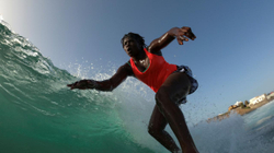 Surfistja e parë profesionale e Senegalit këshillon të tjerat ta ndjekin rrugën e saj