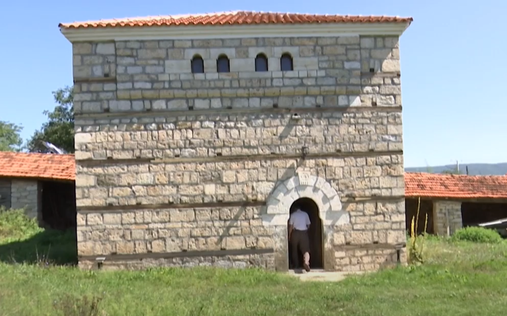 Familjarët e kullës dyshekullore në Dobrashec synojnë të kthehen për të jetuar në të