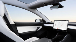 Autopiloti i Teslas detekton kufizimet e shpejtësisë dhe semaforët e gjelbër