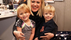 Kelly Clarkson e fiton kujdestarinë e fëmijëve të saj